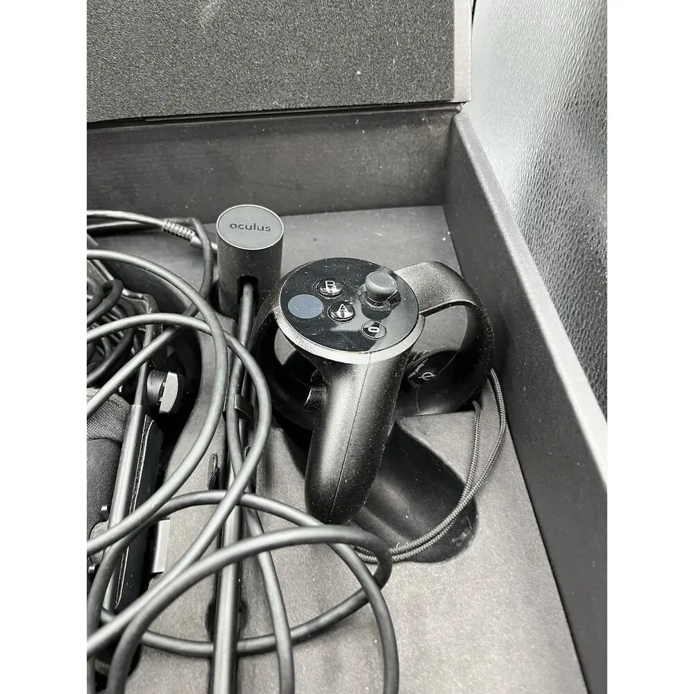 Oculus Rift CV1 Headset With 2 Base Stations And Controllers + Cable (Full Set)